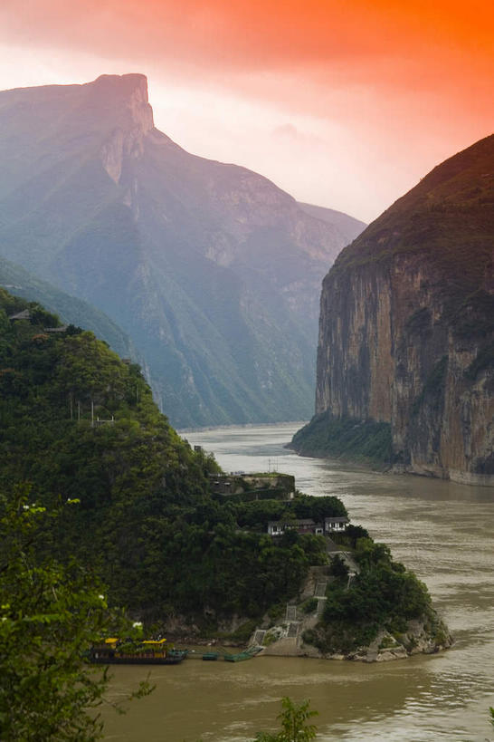 无人,竖图,室外,白天,正面,旅游,度假,河流,石头,美景,日落,山,山脉,水,峡谷,植物,长江三峡,重庆,中国,亚洲,波纹,石子,河水,景观,山峰,水流,晚霞,霞光,悬崖,落日,山谷,山峦,娱乐,树,树木,绿色,水纹,自然,黄昏,波浪,群山,享受,休闲,景色,彩霞,放松,生长,成长,岩层,自然风光,东亚,湖北,湖北省,中华人民共和国,西南地区,绝壁,重庆市,渝,奉节县,巫山县,华中地区,鄂,宜昌,宜昌市,恩施,恩施州,恩施土家族苗族自治州,夕照,薄暮,巴东县,石块,岩石,夕阳,彩图,傍晚,白帝城,南津关,秭归,秭归县,斜阳