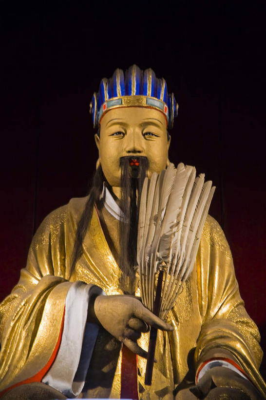 东方人,一个人,无人,站,竖图,室外,白天,正面,旅游,度假,名胜古迹,标志建筑,地标,建筑,雕塑,中国,亚洲,仅一个男性,仅一个人,握,服装,遗迹,艺术,装饰,笔,雕刻,雕像,毛笔,办公用品,黄种人,古迹,文物,娱乐,建设,古建筑,文具,一个,衣服,学习用品,工艺品,站着,仅一个老年男性,享受,休闲,旅游胜地,放松,握着,服饰,祠堂,四川省,单个,纪念,文具用品,美术,衣着,穿着,主题,陈列,祠庙,古文明,东亚,四川,成都,成都市,中华人民共和国,省会,西南地区,功能,美学,川,衣饰,武侯祠,老年男性,男人,男性,亚洲人,站立,半身,彩图,君臣合祀祠庙