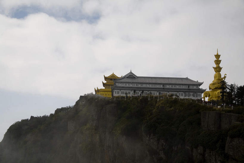 无人,寺庙,横图,室外,白天,仰视,旅游,度假,石头,名胜古迹,山,植物,标志建筑,地标,建筑,峨眉山,中国,亚洲,节日,遗迹,石子,瓦片,墙,屋檐,山峰,乌云,云,阴天,云朵,塔,山峦,燃烧,云彩,古迹,文化,文物,娱乐,建设,古建筑,宝塔,金顶,檐,佛塔,墙壁,墙面,树,树木,绿色,天空,自然,香火,庙宇,天,祈祷,享受,休闲,健康,金色,旅游胜地,放松,许愿,宗教,信仰,四川省,生长,成长,纪念,祈求,昏暗,阴沉,古文明,东亚,四川,中华人民共和国,西南地区,川,浮图,浮屠,平安,石块,彩图,低角度拍摄,庙,寺,峨眉,峨眉山金顶,峨眉山市,塔婆,浮图塔,浮头,佛图