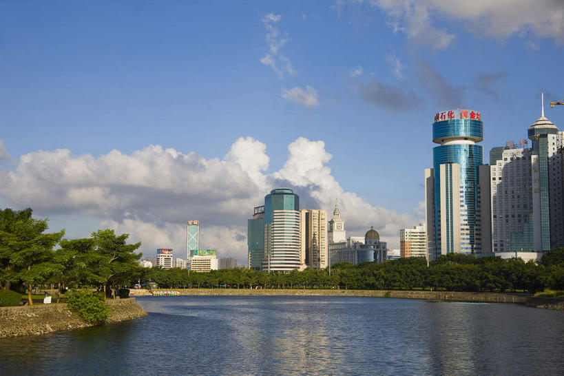 无人,宾馆,高楼大厦,横图,室外,白天,仰视,度假,湖,湖泊,美景,树林,水,植物,窗户,城市风光,城市,大厦,建筑,酒店,摩天大楼,中国,亚洲,一排,许多,阴影,整齐,光线,标志,文字,影子,字符,墙,湖面,景观,水流,水面,云,云朵,很多,云彩,娱乐,标识,建设,玻璃窗,墙壁,墙面,树,树木,海南,排列,红色,蓝色,绿色,白云,倒影,蓝天,天空,阳光,自然,湖水,天,享受,休闲,汉字,景色,放松,海南省,生长,晴朗,成长,酒家,旅社,倒映,队列,中文,东亚,中华人民共和国,华南地区,省会,国文,华文,海口,海口市,琼,反照,晴空,彩图,低角度拍摄,大楼,高层建筑,高楼,客店,客栈,旅店,旅馆,摩天楼,商旅,黄金海景大酒店,龙华区