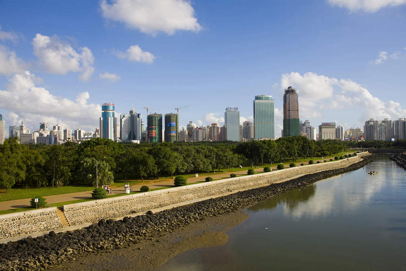 无人,高楼大厦,横图,全景,室外,白天,仰视,度假,河流,美景,树林,水,天际线,植物,城市风光,城市,大厦,道路,建筑,路,摩天大楼,公路,中国,亚洲,阴影,光线,影子,河水,景观,水流,云,云朵,建筑群,交通,云彩,娱乐,建设,树,树木,海南,蓝色,绿色,白云,倒影,蓝天,天空,阳光,自然,天,享受,休闲,景色,放松,海南省,生长,晴朗,成长,倒映,东亚,中华人民共和国,华南地区,省会,海口,海口市,琼,反照,晴空,马路,彩图,低角度拍摄,大楼,高层建筑,高楼,摩天楼,黄金海景大酒店,龙华区