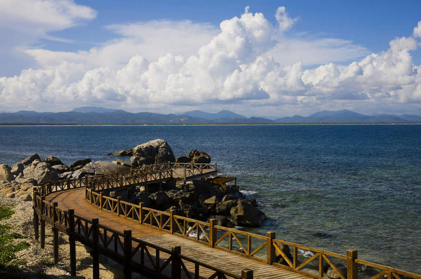 无人,栏杆,横图,室外,白天,正面,旅游,度假,草地,草坪,海浪,海洋,石头,美景,山,山脉,植物,三亚,中国,亚洲,阴影,光线,木板,石子,影子,景观,浪花,山峰,云,云朵,围栏,桥,木桥,山峦,云彩,娱乐,护栏,栈桥,草,海南,蓝色,绿色,白云,蓝天,天空,阳光,自然,海水,群山,天,享受,休闲,景色,放松,海南省,晴朗,人行桥,木板桥,自然风光,独木桥,海景,东亚,三亚市,中华人民共和国,华南地区,琼,大海,风浪,海,海水的波动,近岸浪,石块,岩石,涌浪,晴空,彩图