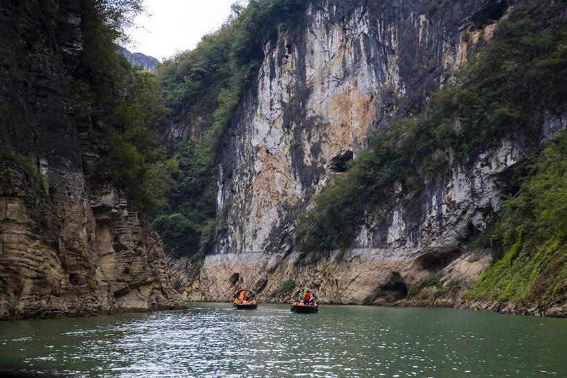 无人,横图,室外,白天,正面,旅游,度假,河流,石头,美景,山,山脉,水,峡谷,植物,船,重庆,中国,亚洲,波纹,漂浮,石子,河水,景观,山峰,水流,游艇,涟漪,山谷,山峦,两艘,娱乐,树,树木,绿色,水纹,天空,自然,交通工具,波浪,群山,天,享受,休闲,景色,放松,生长,成长,漂流,岩层,自然风光,载具,东亚,中华人民共和国,水晕,西南地区,流浪,重庆市,渝,巫山县,流落,流散,漂泊,飘泊,飘流,石块,岩石,彩图,小三峡,巫山小三峡,小小三峡旅游风景区