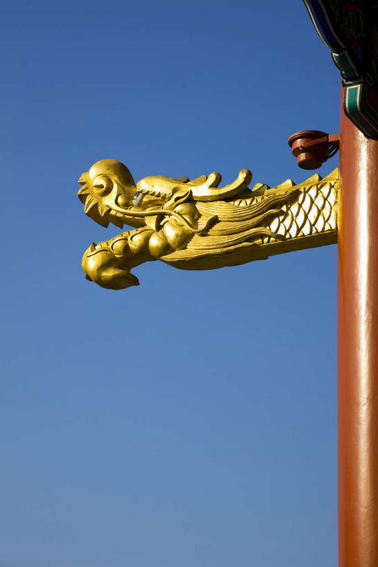 无人,竖图,室外,白天,仰视,旅游,度假,成功,名胜古迹,标志建筑,地标,建筑,雕塑,北京,中国,亚洲,阴影,遗迹,艺术,装饰,光线,龙,雕刻,雕像,影子,柱子,首都,古迹,文物,娱乐,建设,古建筑,一个,蓝色,蓝天,天空,阳光,工艺品,天,享受,休闲,金色,旅游胜地,放松,晴朗,单个,纪念,美术,高贵,主题,图腾,传说,陈列,古文明,东亚,万里无云,中华人民共和国,北京市,京,北平,华北地区,西城区,功能,美学,祥瑞,灵兽,权势,尊荣,幸运,晴空,晴空万里,半身,彩图,低角度拍摄,大栅栏,大栅栏街