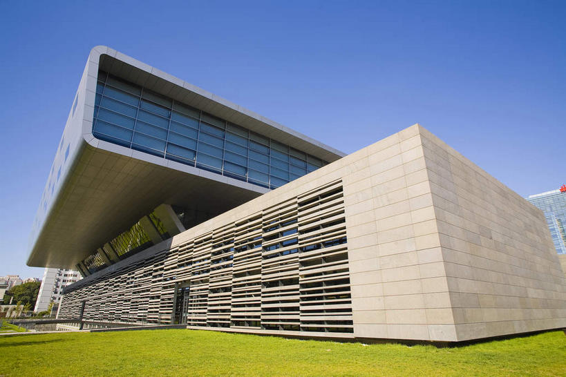 无人,高楼大厦,横图,室外,白天,仰视,度假,建材,草地,草坪,美景,植物,窗户,落地窗,城市风光,城市,大厦,建筑,摩天大楼,北京,中国,亚洲,一排,许多,阴影,整齐,并列,并排,光线,纹路,材料,纹理,影子,砖,砖块,墙,景观,首都,很多,娱乐,玻璃窗,墙壁,墙面,草,排列,蓝色,绿色,蓝天,天空,阳光,天,享受,休闲,砖头,景色,放松,建造,晴朗,队列,平行,玻璃幕墙,东亚,海淀区,万里无云,肌理,中华人民共和国,北京市,京,北平,华北地区,石料,晴空,晴空万里,彩图,低角度拍摄,大楼,高层建筑,高楼,摩天楼,砌墙砖,中国国家图书馆,北京图书馆,中关村大街,中关村南大街,中国国家图书馆新馆