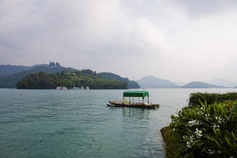 无人,横图,室外,白天,正面,旅游,度假,岛屿,海浪,海洋,美景,植物,船,日月潭,台湾,中国,亚洲,一艘,波纹,飞溅,溅,液体,岛,景观,浪花,水滴,乌云,云,阴天,云朵,木船,云彩,娱乐,水珠,树,树木,绿色,水纹,天空,自然,海水,船尾波,交通工具,波浪,天,享受,休闲,景色,放松,生长,成长,舟,昏暗,阴沉,喷洒,自然风光,载具,海景,东亚,南投县,鱼池乡,港澳台,中华人民共和国,台湾省,南投,日月潭国家风景区,大海,风浪,海,海水的波动,近岸浪,列岛,群岛,涌浪,诸岛,彩图,台