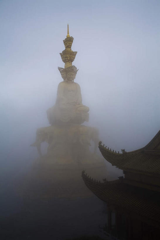 无人,竖图,室外,白天,正面,旅游,度假,名胜古迹,雾,标志建筑,地标,建筑,峨眉山,中国,亚洲,朦胧,模糊,遗迹,瓦片,屋檐,乌云,云,阴天,云朵,塔,云彩,古迹,文物,娱乐,建设,古建筑,檐,天空,天,享受,休闲,旅游胜地,放松,四川省,迷雾,昏暗,阴沉,古文明,东亚,四川,中华人民共和国,西南地区,川,大雾,彩图,峨眉,峨眉山市,飞檐