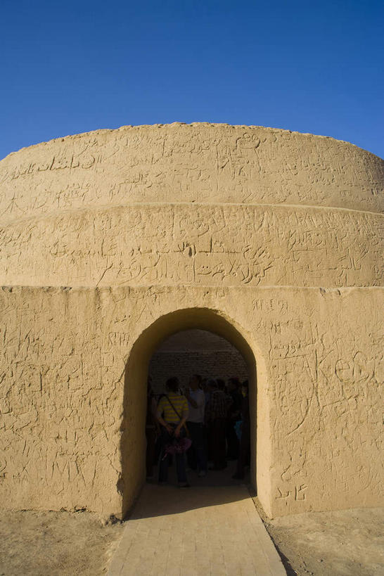 无人,家,竖图,室外,白天,正面,旅游,度假,标志建筑,道路,地标,建筑,路,中国,亚洲,阴影,光线,影子,房屋,墙,屋子,拱门,小路,交通,娱乐,建设,楼房,墙壁,墙面,住宅,黄色,蓝色,蓝天,天空,阳光,天,享受,休闲,旅游胜地,放松,晴朗,东亚,吐鲁番,新疆,万里无云,中华人民共和国,新疆维吾尔自治区,西北地区,高昌,高昌故城,晴空,晴空万里,彩图,房子,火洲,吐鲁番地区,新