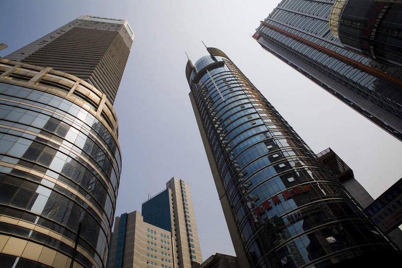 无人,高楼大厦,横图,室外,白天,仰视,度假,美景,窗户,落地窗,城市风光,城市,大厦,建筑,摩天大楼,重庆,中国,亚洲,一排,许多,阴影,整齐,并列,并排,光线,影子,景观,很多,娱乐,建设,玻璃窗,排列,蓝色,倒影,蓝天,天空,阳光,天,享受,休闲,景色,放松,晴朗,倒映,队列,平行,玻璃幕墙,东亚,万里无云,渝中区,中华人民共和国,西南地区,重庆市,渝,反照,山城,晴空,晴空万里,彩图,低角度拍摄,大楼,高层建筑,高楼,摩天楼,国际商务中心,解放碑步行街