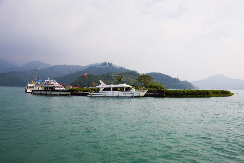 无人,横图,室外,白天,正面,旅游,度假,湖,湖泊,美景,山,山脉,树林,水,植物,雾,船,日月潭,台湾,中国,亚洲,波纹,朦胧,模糊,漂浮,湖面,景观,山峰,水流,水面,游艇,涟漪,山峦,娱乐,树,树木,绿色,白色,水纹,自然,交通工具,波浪,湖水,群山,享受,休闲,景色,放松,生长,成长,漂流,迷雾,自然风光,载具,东亚,南投县,鱼池乡,港澳台,中华人民共和国,水晕,流浪,台湾省,流落,流散,漂泊,飘泊,飘流,南投,日月潭国家风景区,大雾,彩图,台