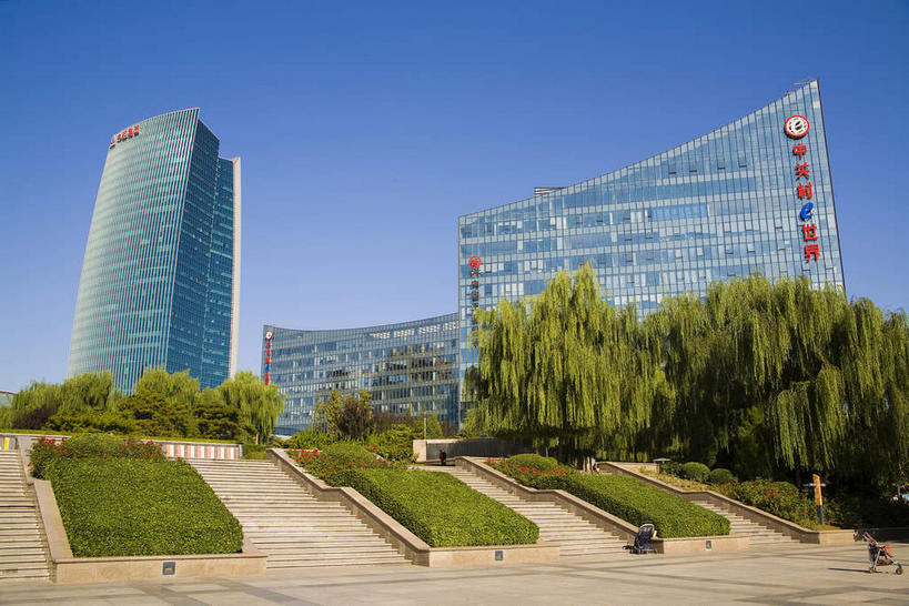 无人,高楼大厦,横图,室外,白天,仰视,度假,美景,树林,植物,窗户,楼梯,落地窗,城市风光,城市,大厦,建筑,摩天大楼,北京,中国,亚洲,一排,许多,阴影,整齐,并列,并排,光线,英文,标志,文字,影子,字符,字母,阶梯,景观,首都,很多,娱乐,标识,建设,玻璃窗,台阶,树,树木,排列,蓝色,绿色,蓝天,天空,阳光,自然,天,享受,休闲,汉字,景色,放松,生长,晴朗,成长,英文字母,队列,中文,平行,玻璃幕墙,东亚,海淀区,中关村,万里无云,中华人民共和国,北京市,京,北平,华北地区,国文,华文,晴空,晴空万里,彩图,低角度拍摄,大楼,高层建筑,高楼,摩天楼,国家自主创新示范区,中关村科技园,中关村E世界,中关村西区