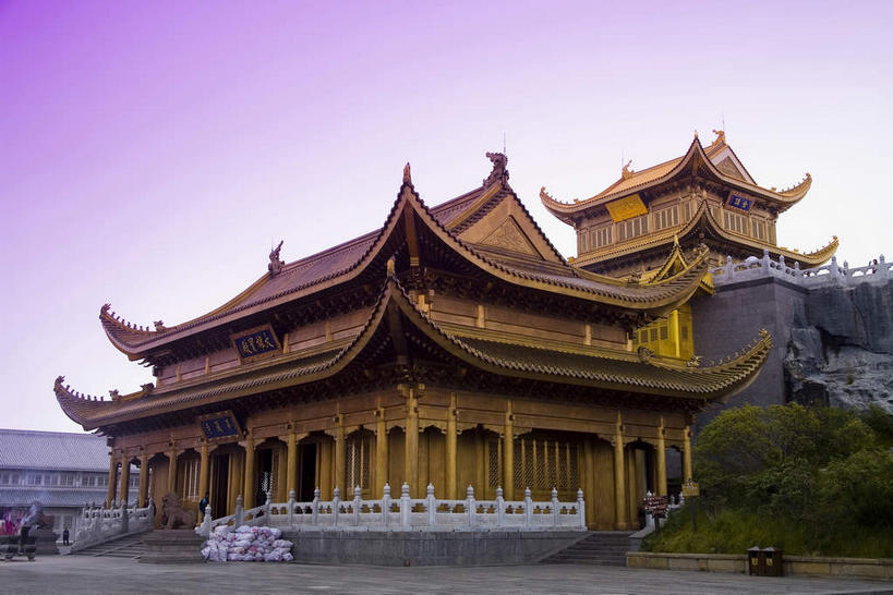 无人,寺庙,栏杆,横图,室外,白天,仰视,旅游,度假,名胜古迹,日落,树林,植物,楼梯,标志建筑,道路,地标,建筑,路,峨眉山,中国,亚洲,一排,许多,节日,遗迹,整齐,扶手,瓦片,柱子,阶梯,墙,屋檐,晚霞,霞光,落日,小路,交通,很多,燃烧,古迹,文化,文物,娱乐,建设,古建筑,护栏,檐,墙壁,墙面,台阶,树,树木,排列,绿色,紫色,自然,黄昏,香火,庙宇,祈祷,享受,休闲,健康,金色,旅游胜地,彩霞,放松,许愿,宗教,佛教,信仰,四川省,生长,成长,纪念,祈求,队列,古文明,东亚,四川,中华人民共和国,西南地区,川,释教,夕照,薄暮,平安,夕阳,彩图,低角度拍摄,傍晚,庙,寺,峨眉,峨眉山市,尼姑庵,卧云庵,斜阳,飞檐