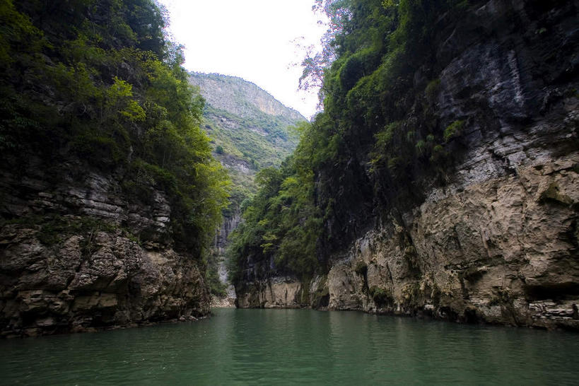 无人,横图,室外,白天,仰视,旅游,度假,河流,美景,森林,山,山脉,树林,水,植物,重庆,中国,亚洲,阴影,反射,影子,河水,景观,山峰,水流,山峦,娱乐,树,树木,绿色,天空,自然,群山,天,享受,休闲,景色,放松,生长,成长,自然风光,东亚,中华人民共和国,西南地区,重庆市,渝,巫山县,山城,彩图,低角度拍摄,小三峡,巫山小三峡,小小三峡旅游风景区