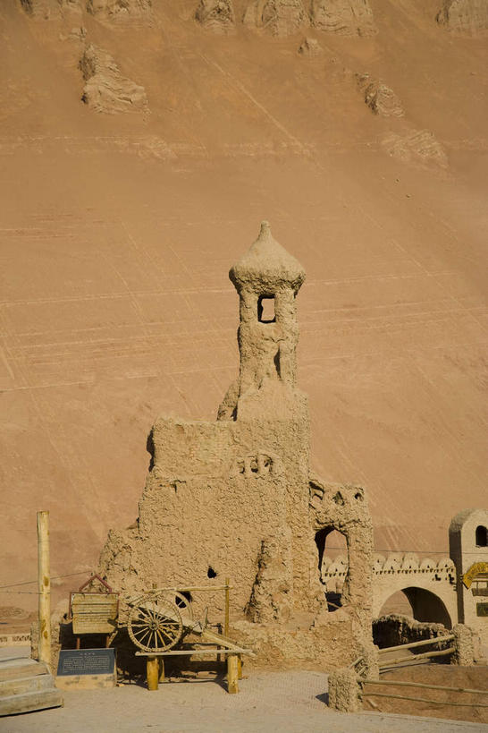 无人,栏杆,竖图,室外,白天,正面,旅游,度假,窗户,标志建筑,地标,建筑,中国,亚洲,阴影,光线,影子,墙,屋顶,围栏,树桩,顶棚,娱乐,建设,护栏,玻璃窗,墙壁,墙面,树,树干,阳光,享受,休闲,墓地,木桩,旅游胜地,放松,坟墓,陵墓,坟场,东亚,吐鲁番,新疆,中华人民共和国,新疆维吾尔自治区,西北地区,彩图,火洲,吐鲁番地区,新,阿斯塔那古墓群