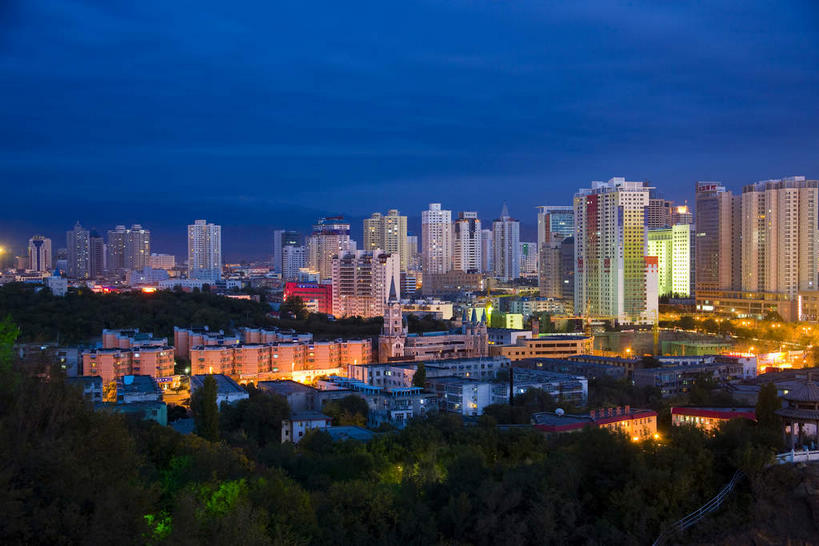 无人,家,高楼大厦,横图,室外,夜晚,正面,度假,美景,植物,城市风光,城市,大厦,建筑,摩天大楼,夜景,中国,亚洲,阴影,光线,影子,房屋,屋子,景观,建筑群,灯光,娱乐,建设,楼房,住宅,树,树木,绿色,自然,享受,休闲,景色,放松,生长,成长,东亚,乌鲁木齐,新疆,首府,中华人民共和国,乌鲁木齐市,新疆维吾尔自治区,西北地区,彩图,房子,大楼,高层建筑,高楼,摩天楼,新