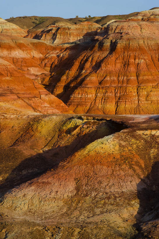无人,竖图,室外,白天,正面,旅游,度假,石头,美景,山,山脉,峡谷,中国,亚洲,阴影,光线,纹路,石子,纹理,影子,景观,山峰,悬崖,山谷,山峦,娱乐,蓝色,蓝天,天空,阳光,自然,群山,天,享受,休闲,景色,放松,晴朗,岩层,自然风光,东亚,新疆,万里无云,肌理,中华人民共和国,绝壁,新疆维吾尔自治区,西北地区,石块,岩石,晴空,晴空万里,彩图,准噶尔,准噶尔盆地,新,五彩湾,准噶尔盆地五彩城