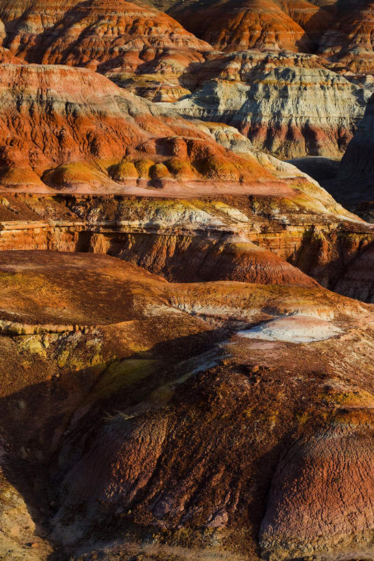 无人,竖图,俯视,室外,白天,旅游,度假,石头,美景,山,山脉,峡谷,中国,亚洲,阴影,光线,纹路,石子,纹理,影子,景观,山峰,悬崖,山谷,山峦,娱乐,阳光,自然,群山,享受,休闲,景色,放松,岩层,自然风光,东亚,新疆,肌理,中华人民共和国,绝壁,新疆维吾尔自治区,西北地区,石块,岩石,彩图,高角度拍摄,准噶尔,准噶尔盆地,新,五彩湾,准噶尔盆地五彩城