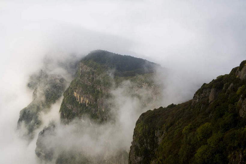 无人,横图,俯视,室外,白天,旅游,度假,石头,美景,森林,山,山脉,树林,植物,雾,峨眉山,中国,亚洲,朦胧,模糊,石子,景观,山峰,乌云,悬崖,云,阴天,云朵,山峦,云彩,娱乐,树,树木,绿色,天空,自然,群山,天,享受,休闲,景色,放松,四川省,生长,成长,迷雾,昏暗,阴沉,自然风光,东亚,四川,中华人民共和国,西南地区,川,绝壁,石块,岩石,大雾,彩图,高角度拍摄,峨眉,峨眉山市