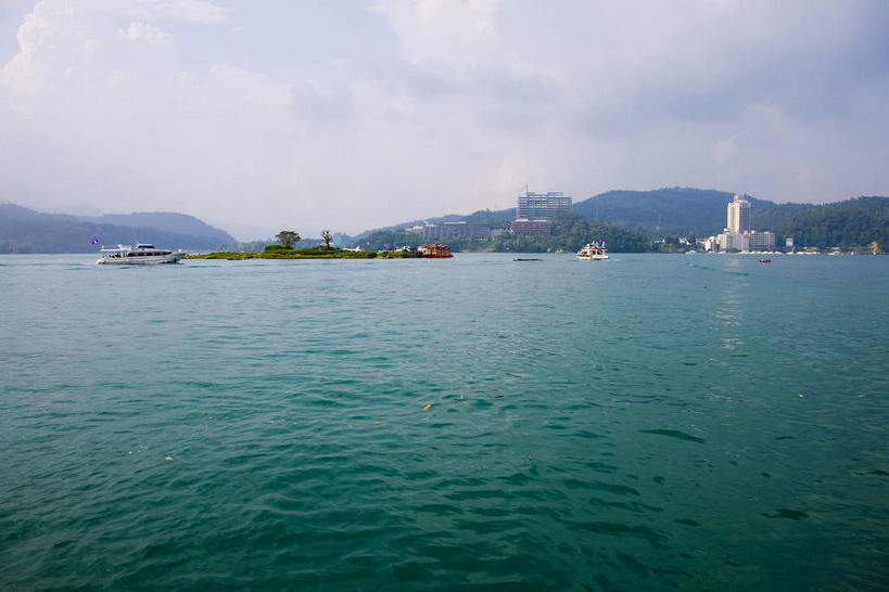 无人,横图,室外,白天,正面,旅游,度假,岛屿,海浪,海洋,美景,植物,船,日月潭,台湾,中国,亚洲,波纹,飞溅,溅,液体,岛,景观,浪花,水滴,乌云,云,阴天,云朵,木船,云彩,娱乐,水珠,树,树木,绿色,水纹,天空,自然,海水,船尾波,交通工具,波浪,天,享受,休闲,景色,放松,生长,成长,舟,昏暗,阴沉,喷洒,自然风光,载具,三艘,海景,东亚,南投县,鱼池乡,港澳台,中华人民共和国,台湾省,南投,日月潭国家风景区,大海,风浪,海,海水的波动,近岸浪,列岛,群岛,涌浪,诸岛,彩图,台