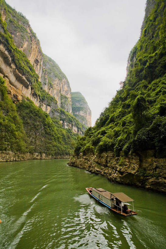 无人,竖图,室外,白天,正面,旅游,度假,河流,石头,美景,山,山脉,水,峡谷,植物,船,重庆,中国,亚洲,一艘,波纹,飞溅,溅,石子,液体,河水,景观,山峰,水滴,水流,乌云,悬崖,云,阴天,云朵,木船,山谷,山峦,云彩,娱乐,水珠,树,树木,绿色,水纹,天空,自然,船尾波,交通工具,波浪,群山,天,享受,休闲,景色,放松,生长,成长,舟,昏暗,阴沉,岩层,喷洒,自然风光,载具,东亚,中华人民共和国,西南地区,绝壁,重庆市,渝,巫山县,石块,岩石,彩图,小三峡,巫山小三峡,小小三峡旅游风景区