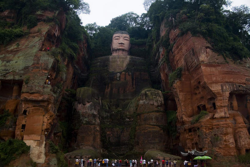 东方人,站,横图,室外,白天,仰视,旅游,度假,名胜古迹,山,树林,植物,标志建筑,地标,建筑,雕塑,中国,亚洲,行人,游客,游人,阴影,服装,节日,遗迹,艺术,装饰,光线,雕刻,雕像,伞,影子,雨伞,亭子,山峰,山峦,许多人,注视,休闲装,黄种人,古迹,文化,文物,娱乐,阳伞,建设,古建筑,石雕,路人,旅客,树,树木,衣服,绿色,天空,阳光,自然,工艺品,凉亭,天,观察,看,祈祷,站着,一群人,享受,休闲,健康,休闲服,旅游胜地,放松,许愿,宗教,服饰,佛教,信仰,四川省,生长,成长,观看,纪念,祈求,美术,察看,关注,主题,陈列,古文明,东亚,四川,乐山大佛,乐山,中华人民共和国,西南地区,功能,美学,川,乐山市,释教,过客,凌云大佛,平安,男人,男性,年轻男性,年轻女性,女人,女性,亚洲人,站立,半身,彩图,低角度拍摄