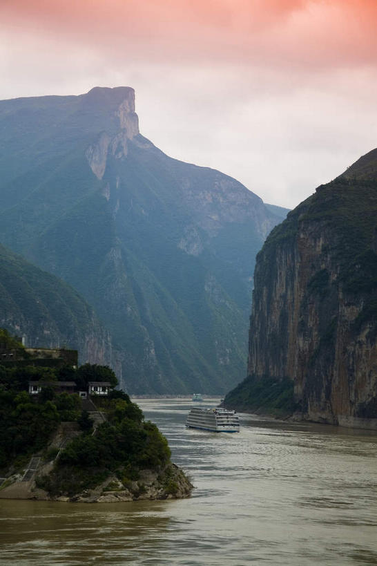 无人,竖图,室外,白天,正面,旅游,度假,河流,石头,美景,日落,山,山脉,水,峡谷,植物,长江三峡,重庆,中国,亚洲,波纹,石子,河水,景观,山峰,水流,晚霞,霞光,悬崖,落日,山谷,山峦,娱乐,树,树木,绿色,水纹,自然,黄昏,波浪,群山,享受,休闲,景色,彩霞,放松,生长,成长,岩层,自然风光,东亚,湖北,湖北省,中华人民共和国,西南地区,绝壁,重庆市,渝,奉节县,巫山县,华中地区,鄂,宜昌,宜昌市,恩施,恩施州,恩施土家族苗族自治州,夕照,薄暮,巴东县,石块,岩石,夕阳,彩图,傍晚,白帝城,南津关,秭归,秭归县,斜阳