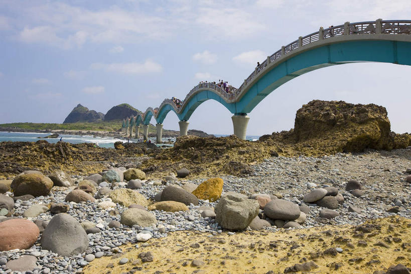无人,横图,室外,白天,仰视,旅游,度假,海浪,海洋,礁石,石头,美景,植物,大桥,桥梁,台湾,中国,亚洲,阴影,光线,石子,影子,景观,浪花,云,云朵,桥,云彩,娱乐,树,树木,蓝色,绿色,白云,蓝天,天空,阳光,自然,海水,天,享受,休闲,景色,放松,生长,晴朗,成长,自然风光,海景,东亚,跨线桥,台东县,三仙台,港澳台,中华人民共和国,台湾省,大海,风浪,海,海水的波动,礁,近岸浪,石块,岩石,涌浪,晴空,彩图,低角度拍摄,成功镇,台东,台