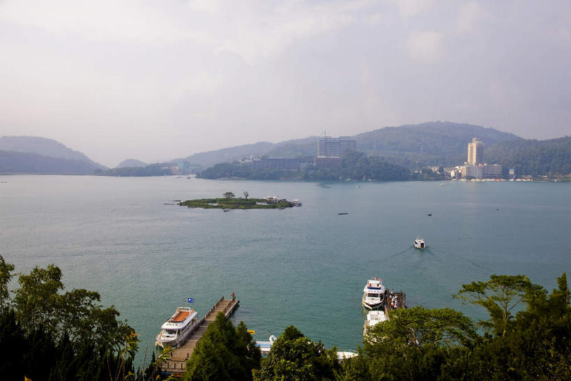 无人,横图,室外,白天,正面,旅游,度假,岛屿,海浪,海洋,美景,植物,船,日月潭,台湾,中国,亚洲,波纹,飞溅,溅,液体,岛,景观,浪花,水滴,乌云,云,阴天,云朵,木船,云彩,娱乐,水珠,树,树木,绿色,水纹,天空,自然,海水,船尾波,交通工具,波浪,天,享受,休闲,景色,放松,生长,成长,舟,昏暗,阴沉,喷洒,自然风光,载具,三艘,海景,东亚,南投县,鱼池乡,港澳台,中华人民共和国,台湾省,南投,日月潭国家风景区,大海,风浪,海,海水的波动,近岸浪,列岛,群岛,涌浪,诸岛,彩图,台