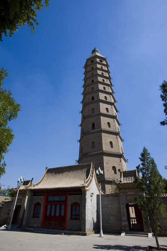无人,竖图,室外,白天,仰视,旅游,度假,名胜古迹,植物,标志建筑,道路,地标,建筑,路,中国,亚洲,阴影,遗迹,光线,瓦片,影子,屋檐,小路,塔,交通,古迹,文物,娱乐,建设,古建筑,檐,树,树木,蓝色,绿色,蓝天,天空,阳光,自然,天,享受,休闲,旅游胜地,放松,生长,晴朗,成长,古文明,东亚,宁夏,银川,万里无云,首府,中华人民共和国,西北地区,银川市,宁夏回族自治区,宁,晴空,晴空万里,彩图,低角度拍摄,承天寺塔,兴庆,兴庆区