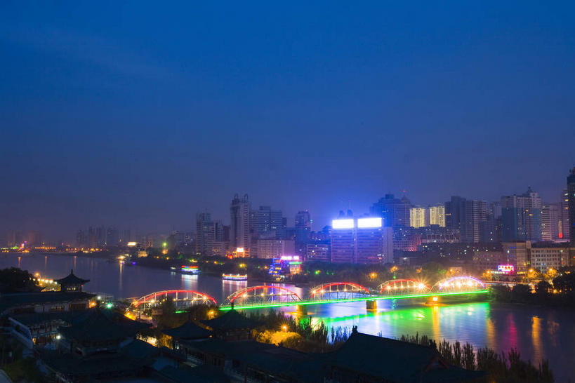 无人,家,高楼大厦,横图,彩色,室外,夜晚,正面,旅游,度假,河流,水,植物,标志建筑,大桥,大厦,地标,建筑,摩天大楼,霓虹灯,桥梁,夜景,中国,亚洲,阴影,光线,影子,房屋,屋子,河水,水流,桥,灯光,七彩,娱乐,光源,建设,楼房,霓虹,铁桥,住宅,灯,树,树木,绿色,倒影,自然,享受,休闲,旅游胜地,放松,生长,成长,倒映,照明设备,东亚,甘肃,甘肃省,中华人民共和国,省会,氖灯,西北地区,兰州,兰州市,甘,反照,彩图,房子,大楼,高层建筑,高楼,摩天楼,黄河铁桥,兰州黄河铁桥,兰州中山桥,天下黄河第一桥,中山桥