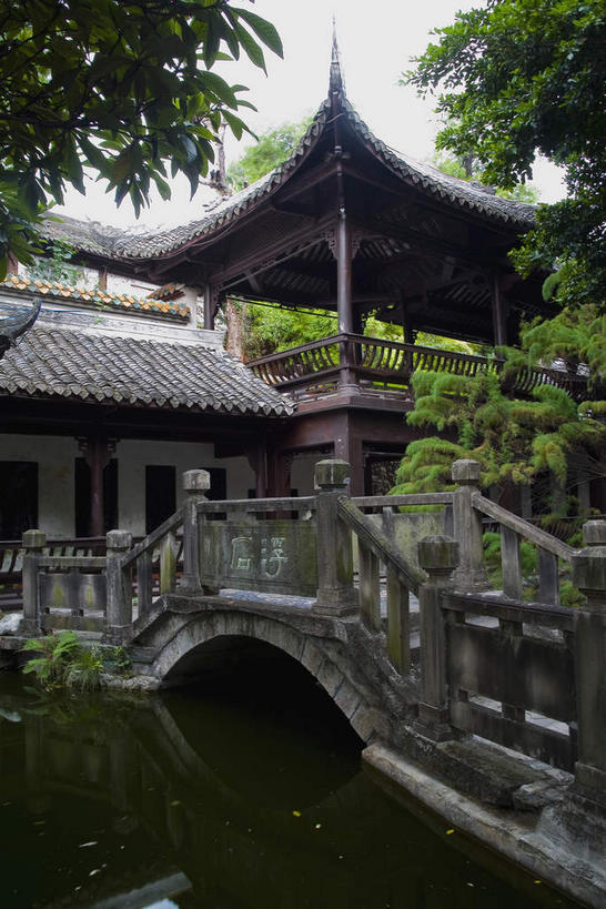 无人,家,栏杆,竖图,室外,白天,正面,旅游,度假,树林,植物,窗户,标志建筑,地标,建筑,桥梁,重庆,中国,亚洲,阴影,反射,影子,柱子,房屋,墙,亭子,屋顶,屋子,池塘,水池,围栏,桥,顶棚,娱乐,建设,石桥,护栏,楼房,玻璃窗,拱桥,墙壁,墙面,住宅,树,树木,绿色,倒影,天空,自然,凉亭,天,享受,休闲,旅游胜地,放松,拱形,生长,成长,人行桥,石拱桥,倒映,东亚,中华人民共和国,西南地区,重庆市,渝,奉节县,反照,山城,彩图,房子,白帝城