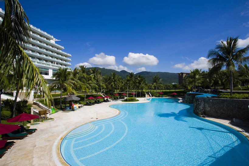 无人,游泳池,宾馆,横图,室外,白天,仰视,度假,美景,山,山脉,水,植物,窗户,城市风光,城市,道路,酒店,路,棕榈树,叶子,椅子,三亚,中国,亚洲,一排,许多,阴影,曲折,弯曲,整齐,光线,伞,影子,雨伞,遮阳伞,墙,躺椅,景观,山峰,水池,水面,云,云朵,小路,绿叶,海湾,交通,山峦,很多,云彩,娱乐,阳伞,泳池,玻璃窗,墙壁,墙面,树,树木,海南,排列,红色,蓝色,绿色,白云,蓝天,天空,阳光,自然,群山,天,享受,休闲,嫩叶,景色,放松,海南省,蜿蜒,生长,晴朗,成长,酒家,沙滩椅,旅社,太阳伞,队列,东亚,棕榈叶,三亚市,中华人民共和国,华南地区,琼,叶,叶片,晴空,棕树,棕榈,彩图,低角度拍摄,客店,客栈,旅店,旅馆,亚龙湾,商旅,亚龙湾国家旅游度假区,三亚凯莱度假酒店