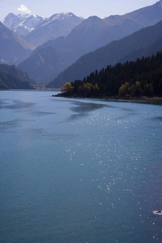 无人,竖图,室外,白天,正面,旅游,度假,湖,湖泊,石头,美景,森林,山,山脉,树林,水,峡谷,雪,雪山,植物,大雪,中国,亚洲,阴影,光线,纹路,石子,纹理,影子,冰,湖面,积雪,景观,山峰,水流,水面,雪景,冬季,冬天,山谷,山峦,娱乐,树,树木,蓝色,绿色,蓝天,天空,阳光,自然,湖水,群山,天,享受,休闲,景色,放松,寒冷,生长,晴朗,成长,连绵,冰冷,绵延,岩层,自然风光,山岭,东亚,天池,新疆,万里无云,肌理,中华人民共和国,严寒,冰凉,酷寒,凛冽,凛凛,极冷,新疆维吾尔自治区,西北地区,昌吉,昌吉回族自治州,联贯,新疆天池,石块,岩石,晴空,晴空万里,彩图,昌吉州,阜康,阜康市,新