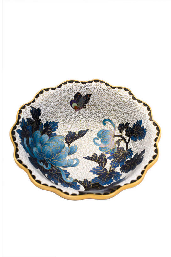 无人,竖图,俯视,室内,特写,白天,白色背景,静物,餐具,珐琅,装饰,纹路,碟子,盘,纹理,一个,盘子,碟,摄影,影棚,单个,华丽,修饰,点缀,摄影棚,肌理,衬托,美观,雅致,雅观,搪瓷,景泰蓝,彩图,高角度拍摄,影棚拍摄,拍摄