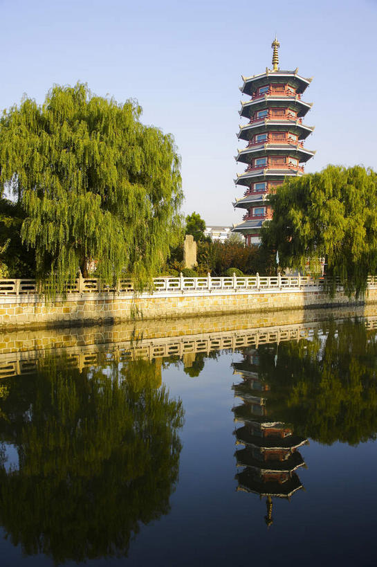 无人,栏杆,竖图,室外,白天,正面,旅游,度假,河流,名胜古迹,水,植物,标志建筑,地标,建筑,上海,中国,亚洲,阴影,遗迹,光线,瓦片,影子,屋檐,河水,水流,围栏,塔,古迹,文物,娱乐,建设,古建筑,护栏,檐,树,树木,古镇,蓝色,绿色,倒影,蓝天,天空,阳光,自然,天,享受,休闲,旅游胜地,放松,生长,晴朗,成长,申,倒映,古文明,东亚,七宝镇,闵行区,上海市,七宝寺,七宝教寺,万里无云,中华人民共和国,沪,华东地区,七宝,反照,七宝古镇,晴空,晴空万里,彩图