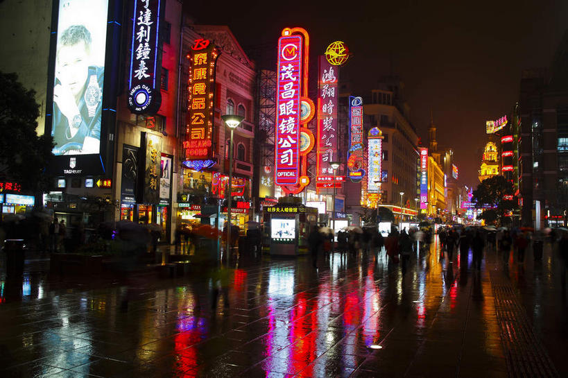 无人,商店,横图,彩色,室外,夜晚,正面,购物,旅游,度假,消费,标志建筑,超市,道路,地标,建筑,路,霓虹灯,商场,夜景,上海,中国,亚洲,阴影,光线,影子,小路,灯光,七彩,交通,娱乐,光源,建设,霓虹,灯,倒影,南京路,享受,休闲,旅游胜地,放松,金融,百货,南京路步行街,南京东路,申,倒映,照明设备,选购,贸易,百货公司,黄浦区,东亚,上海市,中华人民共和国,沪,华东地区,氖灯,血拼,反照,彩图,购物商场,购物中心,商业中心,茂昌眼镜公司