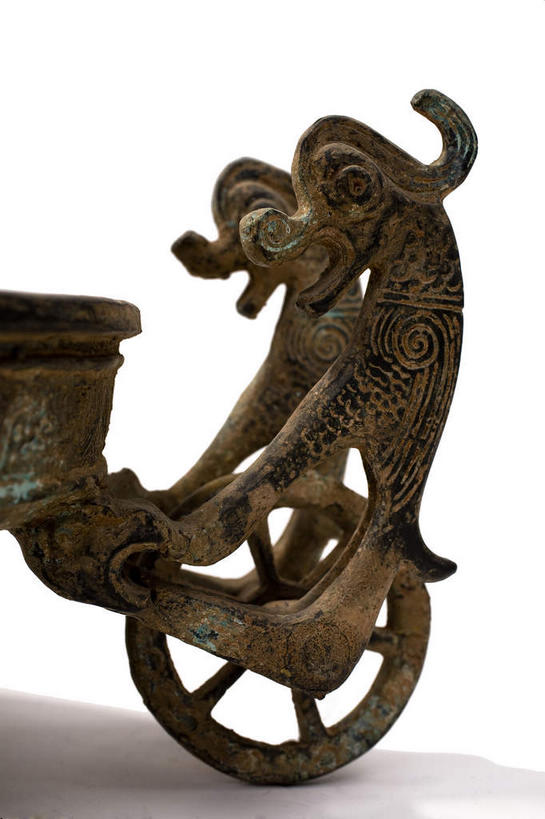 无人,竖图,室内,特写,白天,白色背景,正面,静物,金属制品,雕塑,阴影,艺术,装饰,反射,金属,雕刻,雕像,影子,古典,文化,文物,一个,工艺品,摄影,影棚,单个,古董,纪念,美术,古物,摄影棚,主题,陈列,古玩,青铜,功能,美学,青铜器,彩图,影棚拍摄,拍摄,青铜制品,双兽三轮盘