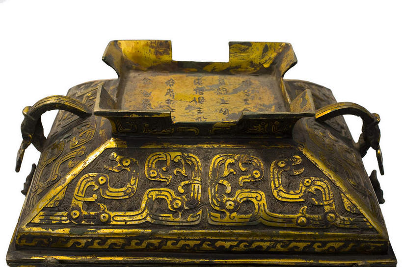 无人,横图,俯视,室内,特写,白天,白色背景,成功,静物,金属制品,雕塑,两条,艺术,装饰,纹路,金属,龙,雕刻,雕像,纹理,古典,文化,文物,一个,工艺品,金色,摄影,影棚,单个,古董,纪念,华丽,修饰,美术,点缀,古物,高贵,摄影棚,主题,图腾,传说,陈列,古玩,肌理,青铜,功能,美学,衬托,美观,雅致,雅观,祥瑞,灵兽,青铜器,权势,尊荣,幸运,彩图,高角度拍摄,影棚拍摄,拍摄,青铜制品,交龙纹