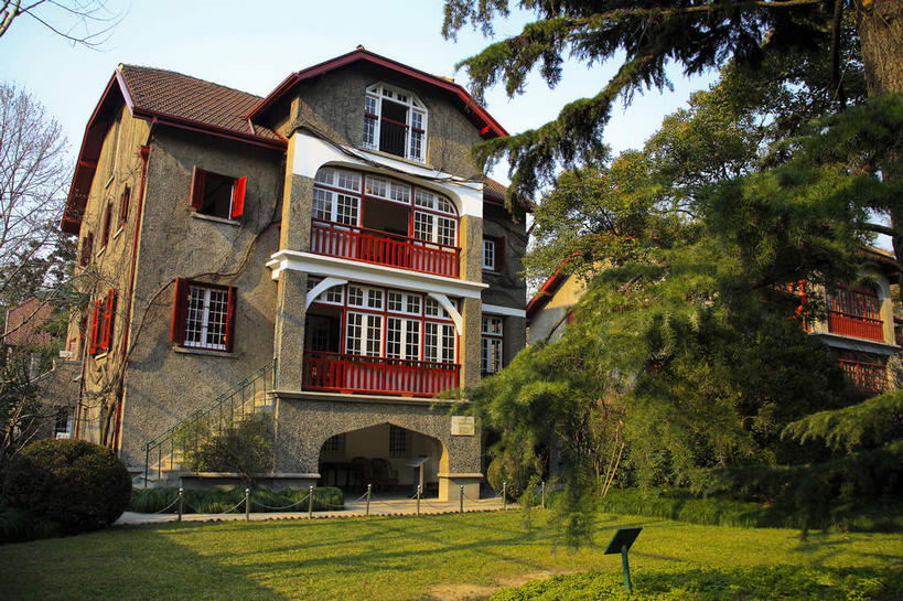 无人,家,栏杆,横图,室外,白天,仰视,旅游,度假,草地,草坪,植物,窗户,标志建筑,道路,地标,建筑,路,公路,重庆,中国,亚洲,阴影,光线,影子,柱子,房屋,墙,屋顶,屋子,围栏,交通,顶棚,娱乐,建设,护栏,楼房,玻璃窗,墙壁,墙面,住宅,草,树,树木,蓝色,绿色,蓝天,天空,阳光,自然,天,享受,休闲,旅游胜地,放松,生长,晴朗,成长,东亚,万里无云,渝中区,曾家岩50号,周公馆,中华人民共和国,西南地区,重庆市,渝,山城,晴空,晴空万里,马路,彩图,低角度拍摄,房子,周恩来故居,曾家岩