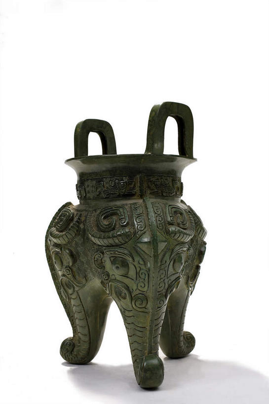 无人,竖图,室内,特写,白天,白色背景,正面,静物,金属制品,阴影,装饰,反射,纹路,金属,纹理,影子,古典,文化,文物,一个,工艺品,摄影,影棚,单个,古董,华丽,修饰,点缀,古物,摄影棚,古玩,肌理,青铜,衬托,美观,雅致,雅观,青铜器,彩图,影棚拍摄,拍摄,青铜制品,象纹