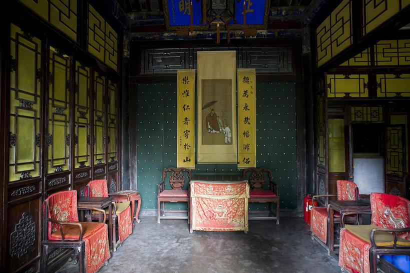 无人,寺庙,横图,室内,白天,正面,旅游,度假,绘画,名胜古迹,窗户,门,桌面,桌子,标志建筑,地标,建筑,椅子,中国,对联,亚洲,一副,许多,吊挂,悬挂,阴影,花纹,节日,遗迹,艺术,反射,木制,标志,布,瓷砖,地砖,图案,文字,影子,字符,手工艺品,木椅,木桌,墙,地面,很多,古典,燃烧,挂,布纹,古迹,文化,文物,娱乐,标识,建设,古建筑,山东,玻璃窗,墙壁,墙面,木制品,香火,工艺品,门框,庙宇,品味,祈祷,享受,休闲,健康,汉字,旅游胜地,放松,许愿,宗教,信仰,纪念,祈求,布匹,美术,高雅,中国文化,中文,挂画,古文明,东亚,曲阜,曲阜市,山东省,孔府,中华人民共和国,华东地区,美学,自信心,品位,国文,华文,鲁,平安,装饰画,彩图,庙,寺,对子,楹联,木桌子