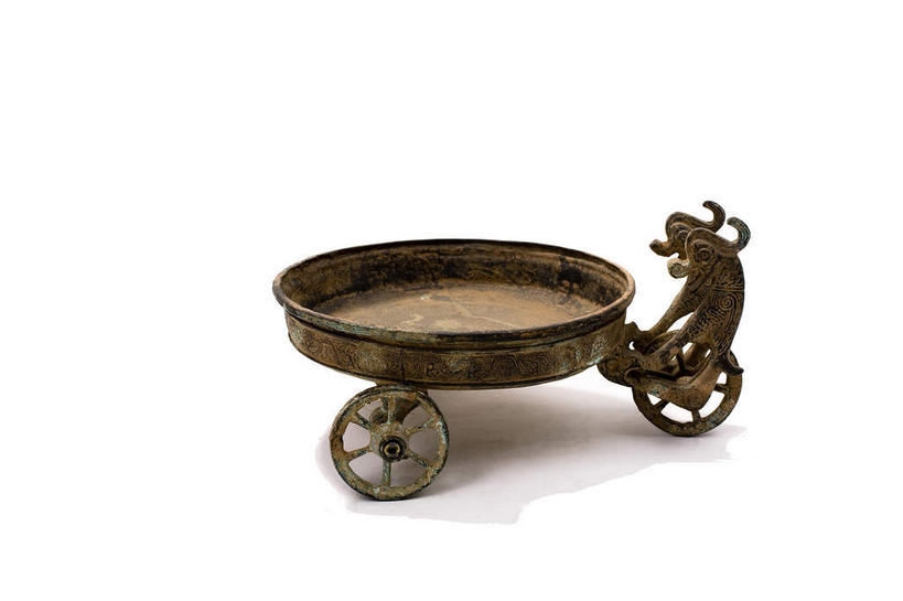 无人,横图,俯视,室内,特写,白天,白色背景,成功,静物,金属制品,雕塑,两条,阴影,艺术,装饰,反射,金属,龙,雕刻,雕像,影子,古典,文化,文物,一个,工艺品,摄影,影棚,单个,古董,纪念,美术,古物,高贵,摄影棚,主题,图腾,传说,陈列,古玩,青铜,功能,美学,祥瑞,灵兽,青铜器,权势,尊荣,幸运,彩图,高角度拍摄,影棚拍摄,拍摄,青铜制品,双兽三轮盘