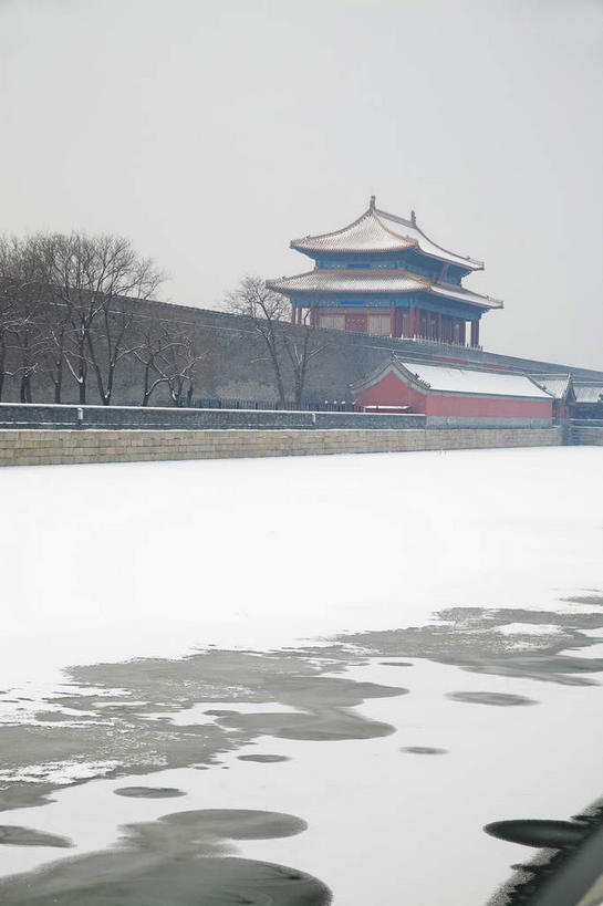 无人,故宫,宫殿,竖图,室外,白天,正面,旅游,度假,名胜古迹,树林,雪,植物,大雪,标志建筑,道路,地标,建筑,路,北京,中国,亚洲,遗迹,瓦片,柱子,墙,屋檐,积雪,乌云,雪景,云,阴天,云朵,冬季,冬天,小路,交通,首都,云彩,古迹,文物,娱乐,建设,城墙,古建筑,檐,墙壁,墙面,树,树木,绿色,天空,自然,紫禁城,天,享受,休闲,旅游胜地,放松,寒冷,生长,成长,坚硬,宫廷,昏暗,阴沉,防御,古文明,东亚,中华人民共和国,东城区,北京市,京,北平,华北地区,严寒,王宫,坚固,彩图,故宫博物院,皇宫,北京紫禁城,北京故宫,飞檐