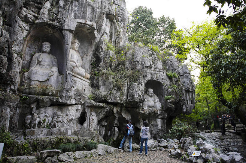 东方人,两个人,站,横图,室外,白天,仰视,旅游,度假,石头,美景,山,山脉,植物,雕塑,中国,亚洲,行人,游客,游人,阴影,服装,艺术,装饰,光线,雕刻,雕像,石子,影子,景观,山峰,悬崖,山峦,休闲装,黄种人,娱乐,浙江,路人,旅客,树,树木,浙江省,衣服,绿色,天空,阳光,自然,工艺品,群山,天,站着,享受,休闲,休闲服,景色,放松,服饰,生长,成长,纪念,杭州,美术,自然风光,主题,陈列,东亚,杭州市,中华人民共和国,华东地区,省会,浙,功能,美学,绝壁,过客,男人,男性,年轻男性,年轻女性,女人,女性,亚洲人,石块,岩石,站立,彩图,低角度拍摄,全身,灵鹫峰,飞来峰造像,飞来峰