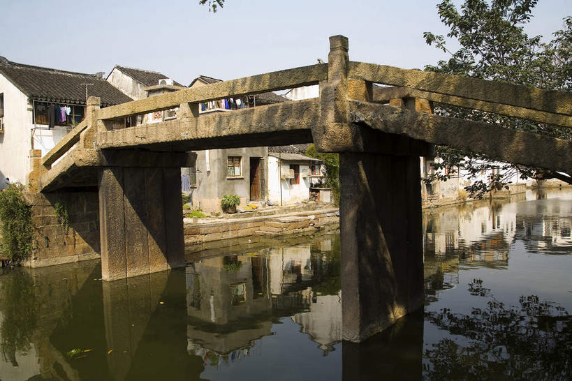 无人,家,栏杆,横图,室外,白天,正面,旅游,度假,河流,名胜古迹,树林,水,植物,窗户,标志建筑,道路,地标,建筑,路,桥梁,中国,亚洲,阴影,遗迹,光线,影子,房屋,墙,屋顶,屋子,河水,水流,乡村,农村,围栏,小路,桥,交通,顶棚,古迹,文物,娱乐,建设,古建筑,江苏,石桥,苏州,同里,护栏,楼房,玻璃窗,墙壁,墙面,住宅,树,树木,蓝色,绿色,白色,倒影,蓝天,天空,阳光,自然,村庄,天,享受,休闲,旅游胜地,放松,生长,晴朗,成长,人行桥,村落,倒映,古文明,东亚,江苏省,苏州市,同里镇,万里无云,中华人民共和国,华东地区,苏,吴江,屯子,墟落,反照,晴空,晴空万里,彩图,房子,吴江区,同里古镇