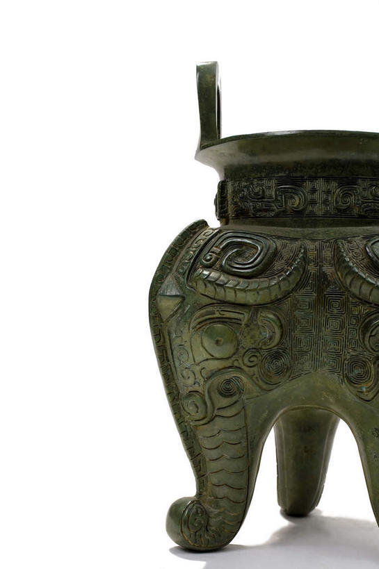 无人,竖图,室内,特写,白天,白色背景,正面,静物,金属制品,雕塑,阴影,艺术,装饰,反射,纹路,金属,雕刻,雕像,纹理,影子,古典,文化,文物,一个,工艺品,摄影,影棚,单个,古董,纪念,华丽,修饰,美术,点缀,古物,摄影棚,主题,陈列,古玩,肌理,青铜,功能,美学,衬托,美观,雅致,雅观,青铜器,彩图,影棚拍摄,拍摄,青铜制品,象纹