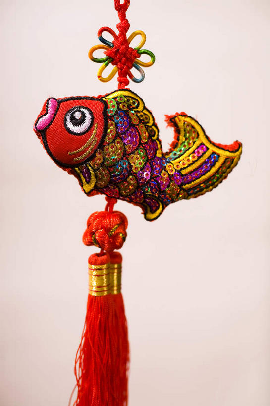 无人,竖图,室内,特写,白天,正面,静物,刺绣,一条,艺术,鱼,手工艺品,文化,鱼类,一个,红色,工艺品,中国结,摄影,影棚,单个,绣,高雅,摄影棚,饰物,自信心,品位,彩图,影棚拍摄,拍摄,女红,针绣,针黹,黹