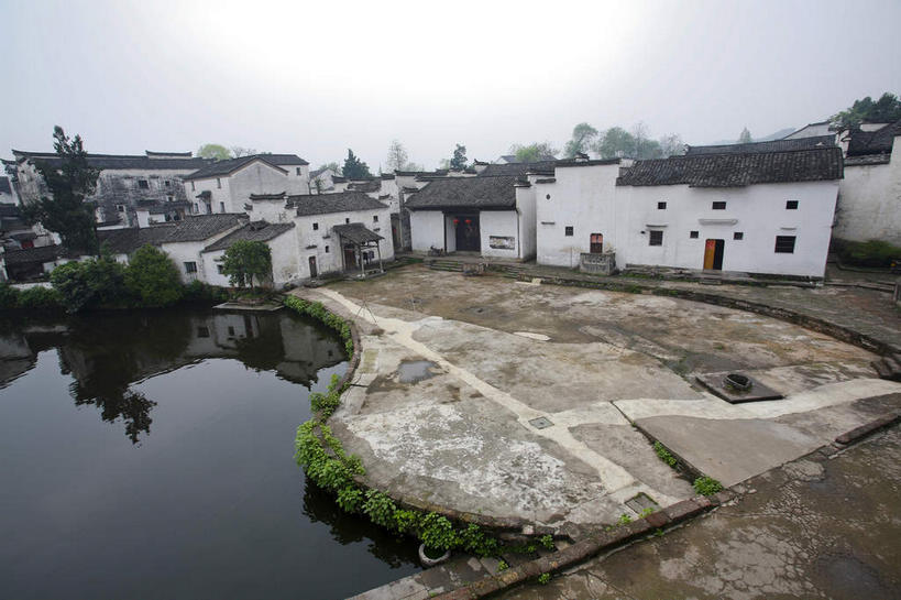 无人,家,横图,室外,白天,正面,度假,湖,湖泊,美景,树林,水,植物,窗户,门,城市风光,城市,道路,路,中国,亚洲,许多,房屋,墙,屋顶,屋子,湖面,景观,水流,水面,乌云,乡村,云,阴天,云朵,农村,小路,交通,很多,云彩,顶棚,娱乐,浙江,楼房,玻璃窗,墙壁,墙面,住宅,树,树木,浙江省,绿色,白色,倒影,天空,自然,门框,村庄,湖水,天,享受,休闲,景色,放松,生长,成长,村落,倒映,昏暗,阴沉,东亚,中华人民共和国,华东地区,浙,金华,金华市,屯子,墟落,反照,彩图,房子,兰谿市,兰溪市