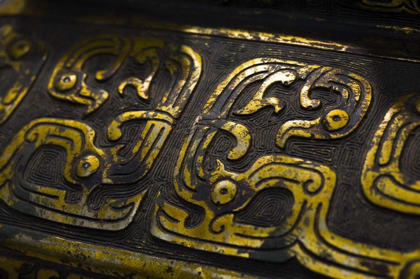 无人,横图,室内,特写,白天,正面,静物,金属制品,雕塑,艺术,装饰,纹路,金属,雕刻,雕像,纹理,古典,文化,文物,一个,工艺品,单个,古董,纪念,华丽,修饰,美术,点缀,古物,主题,陈列,古玩,肌理,青铜,功能,美学,衬托,美观,雅致,雅观,青铜器,彩图,青铜制品,交龙纹