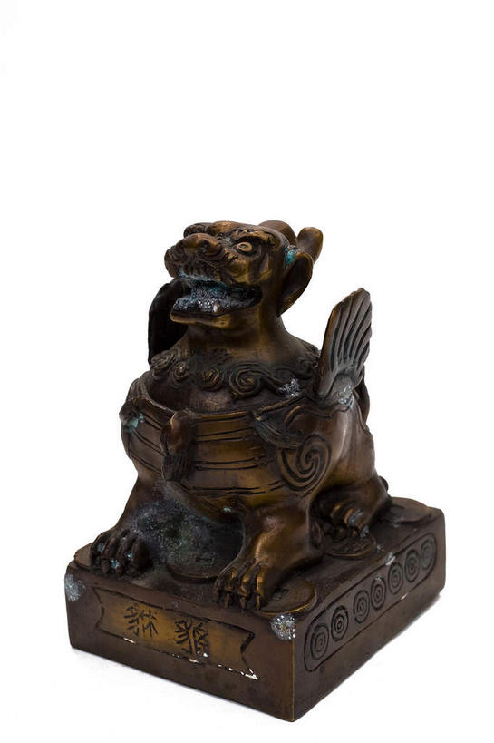 无人,竖图,俯视,室内,特写,白天,白色背景,静物,金属制品,金属,办公用品,文具,一个,摄影,影棚,单个,印章,办公设备,文具用品,图章,摄影棚,签署,青铜,文化工具,青铜器,鉴定,彩图,高角度拍摄,影棚拍摄,拍摄,青铜制品